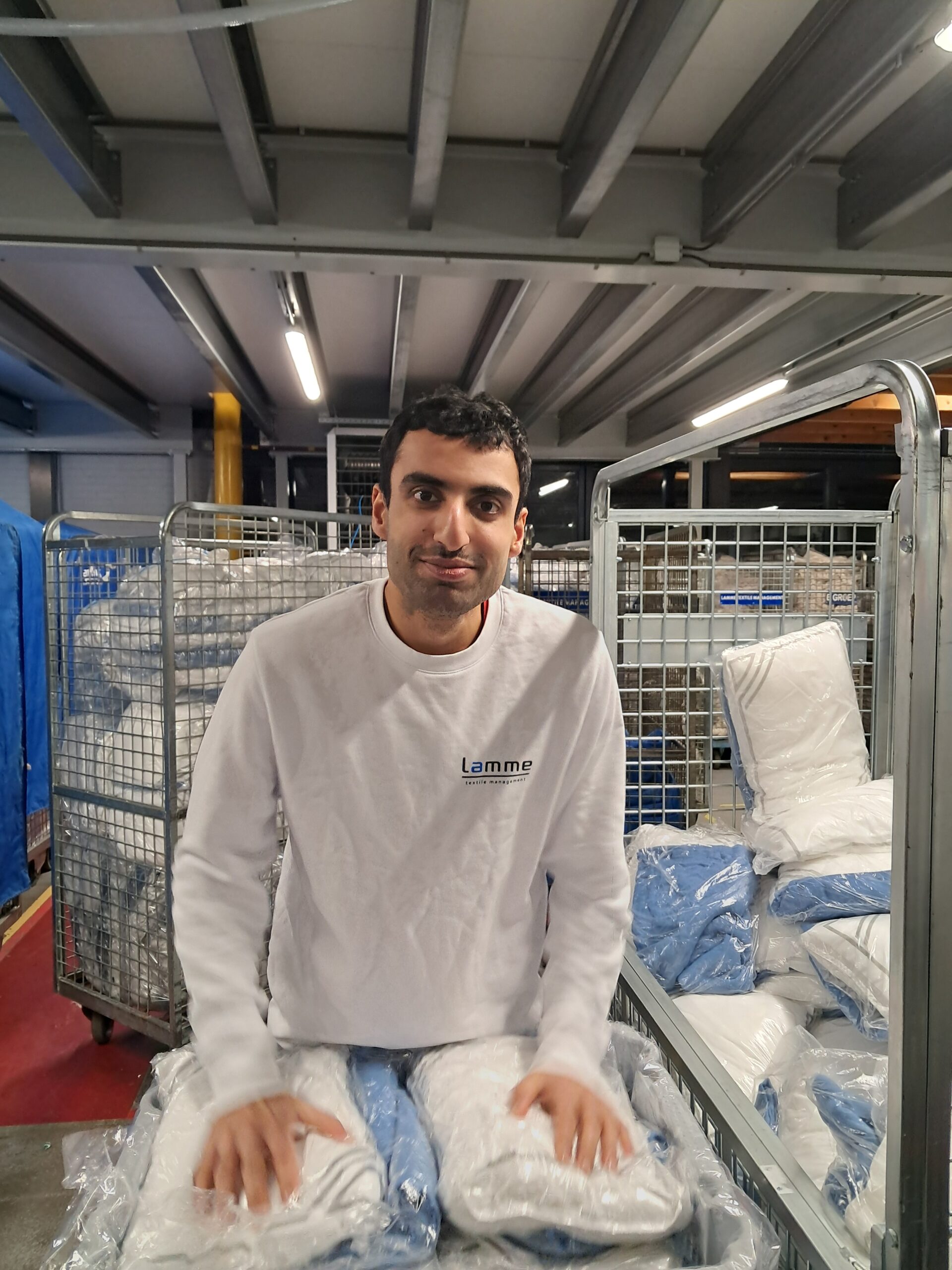 Misha  Askari op zijn werkplek bij Lamme Textiel